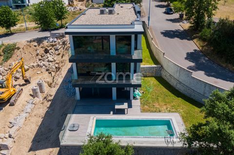 Identificação do imóvel: ZMPT558913 Luxury 3 Bedroom Villa with Pool in Nogueiró, Braga This corner villa is in a privileged location, hillside of Bom Jesus, surrounded by transport and very good accessibility. It has excellent areas and very functio...