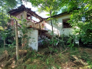 Price: €4.600,00 District: Granitovo Category: House Area: 60 sq.m. Plot Size: 780 sq.m. Plot with dilapidated house with solid foundations We offer you a house in the village of Granitovo with a plot of land of 780 sq.m., in need of major renovation...