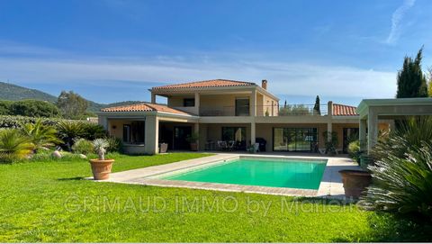 Beautiful villa, near the village of Grimaud with a view of the vineyards, in a quiet area on a pretty flat and fenced garden of 3000m². The villa consists of: entrance, guest toilet, living room, dining room, a beautiful fitted kitchen with pantry, ...