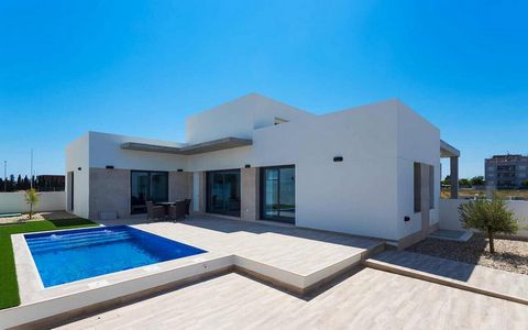 Independent villas in Daya Nueva, Costa Blanca Newly built homes on one floor in the new part of Daya Nueva. A few minutes walk from the town center. The property consists of 3 bedrooms, 2 bathrooms and a private pool of 18m2. Living / dining room wi...