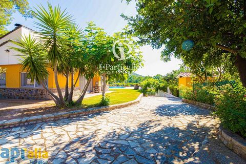Finca of 12.166m², situated in Can Vinyals, with a modern house and a lot of land to enjoy.The property has two entrances, one on the north side, which gives access to the tower area, where we find a porch to leave several cars, the garden with a swi...