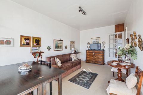 Discover comfort and convenience in this cozy studio located in the heart of Rue General Bertrand. Located on 7th floor with elevator and perfect for solo adventurers or couples, this well-appointed space offers a cozy retreat with all needed ameniti...