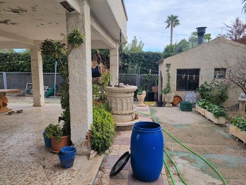 Villa located in a privileged area Peña Las Águilas (Elche), 50 metres from the bus stop, close to all services restaurants, health centres, Hospital, pharmacies and several shopping centres; restaurants, fashion, cinemas and all the necessary specia...