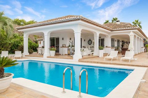 Stunning Detached Villa for Sale in Alhaurin de la Torre Welcome to this exquisite detached villa in Alhaurin de la Torre. As you enter through the electric sliding gate, a magnificent 200-meter long driveway awaits you, adorned with majestic palm tr...