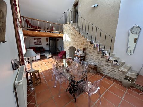 We offer in the beautiful and pleasant town of Langeron, this magnificent farmhouse of more than 150 m2 completely redone with taste. The latter is composed on the ground floor of a living room of more than 40 m2 very bright thanks to its large windo...