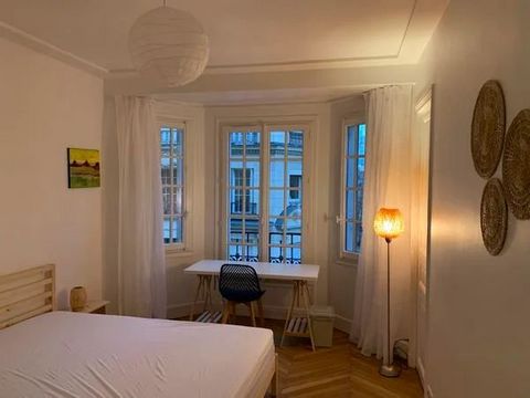 The room is equipped with a double bed, desk with chair, wardrobe, shutters + curtains and is tastefully decorated. Quality bedding (Emma mattress + pillow + duvet provided). The room is located in a beautiful 120m2 flat (6 bedrooms, 2 bathrooms, sep...