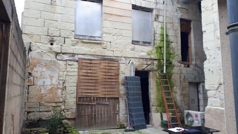 Superb potential to completely renovate for this property set back from the road served by a small private cul-de-sac. It consists of a building on 2 levels of 37 m2 each with beams and wooden flooring in good condition. It benefits from numerous ope...
