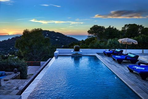 „Przyjedź i spędź miło czas w pięknym domu wakacyjnym z rodziną położonym w Cala Vadella. Znajduje się tu prywatny odkryty basen z leżakami, gdzie można zażywać orzeźwiających kąpieli z widokiem na rustykalną okolicę. Najbliższa plaża morska oddalona...