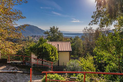 In der Ortschaft Mezzane, einem schönen, hügeligen Weiler von Villanuova sul Clisi, bieten wir ein Baugrundstück mit totalem Seeblick zum Verkauf an. Derzeit befindet sich auf dem Grundstück ein Fertighaus, das in eine Einzelvilla umgebaut werden sol...