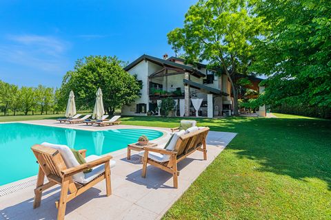 In an extraordinary location, surrounded by greenery and tranquility, among the most well-known and renowned Italian wine-growing areas, only 400 m as the crow flies from the lake, very convenient to all services and to the elegant restaurants and wi...