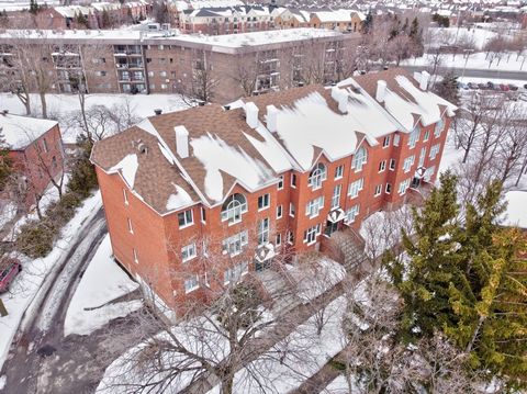 very nice condo 41/2 located no way from the Metro, park/n/ret transport service in/n/rcommun near the galleries of Anjou and place versaille, small renovation/n/redone in 2024/n/rthe floating floors in the living room as well as that of the passage ...