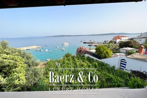 House for sale, first row to the sea in a beautiful bay on the island of Hvar. Basement tavern, ground floor apartments, first floor completely renovated (electrical underfloor heating in the bathroom), gas central heating with pool, stone fences thr...
