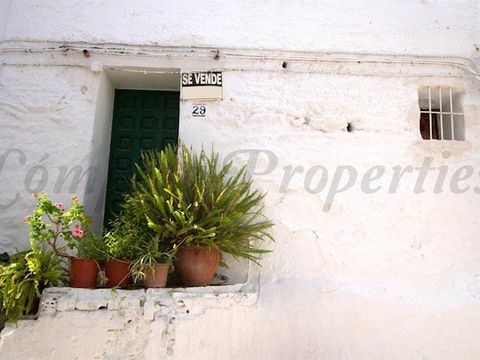 Centrally located townhouse in the charming white village of Sayalonga, with all local amenities close by. This property is in need of either a reform or knocking down the interior and starting the interior from scratch. This property has lots of pot...