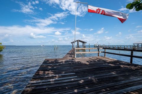 Take advantage of this amazing opportunity to purchase a highway to bay property on Plantation Key! Make this your bayfront estate and enjoy all that Islamorada has to offer. Fully fenced for privacy, this property offers breathtaking bay views and a...