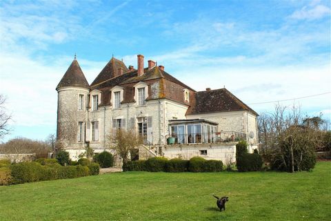 In a completely peaceful and private location, with 117 hectares all in one piece, well-drained and farmed strictly organic for 24 years, with a 2 hectare stunning lake with carp and turtles, you find this lovely chateau with hunting lodge gîte, larg...