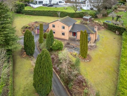 A spacious contemporary family home, this detached four bedroom property offers all the benefits of town living, yet its leafy and secluded edge-of-Monmouth location gives a real sense of escape. The architect-designed split level house, in 0.63 acre...