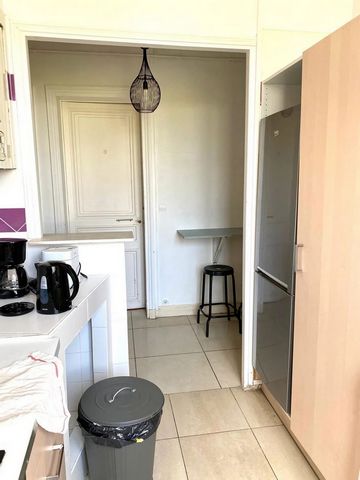This 10m² room is fully furnished. It has a double bed (140x190) and a bedside table with lamp. There is also a work area with a desk, chair and lamp. The bedroom also has several storage units: a wardrobe with hanging space and a shelf. This Haussma...