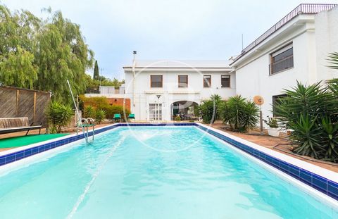 HOUSE FOR SALE WITH POOL IN ROCAFORT aProperties presents this property with a plot of 2552m2 built on three independent constructions, as well as a swimming pool, garden and fronton court located in one of the best streets of Rocafort. The main cons...