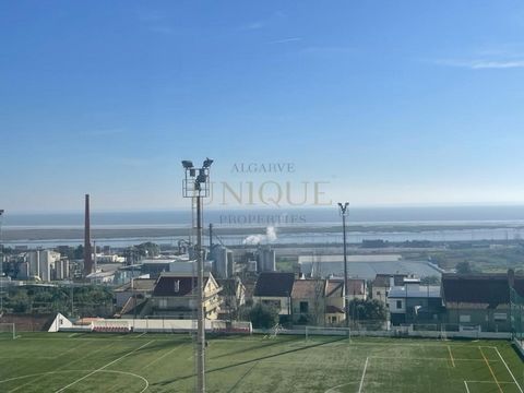 Located in quiet residential area, close to the 'Sanjoanenese Sports' field in S. João da Talha, this 3-bedroom apartment is located on the 4th floor (with lift) of a 5-storey building and offers an expansive view towards the Tagus River. With easy a...