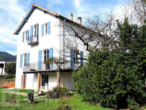 M M IMMOBILIER Quillan - estate agents in the Pays Cathare in Southern France – are pleased to present this elegant 6 bedroom house on a fenced plot of 603m² close to Quillan town centre and all amenities. GARDEN LEVEL : 120m² divided into garage, wo...