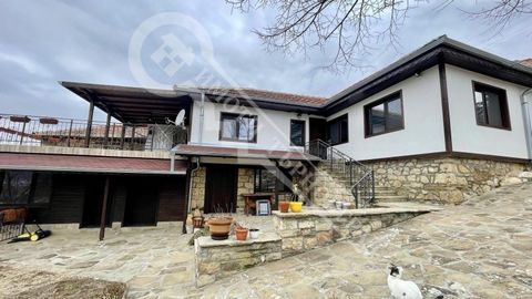 Makelaarskantoor Imoti Tarnovgrad biedt u een gerenoveerd huis met twee verdiepingen aan in de stad Tarnovgrad. Tryavna, 3km. Vanuit het stadscentrum, in een rustige omgeving met een prachtig panorama, op een asfaltweg die het hele jaar door toeganke...