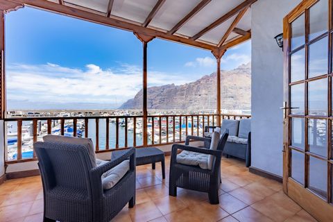 Spacious apartment on the first line in the port of Los Gigantes Selling a spacious 2 bedroom, 95 m2, apartment with a big terrace on the first line in the Port of Los Gigantes with a parking space. Apartment has 2 bedrooms, 1 main bathroom, 1 toilet...