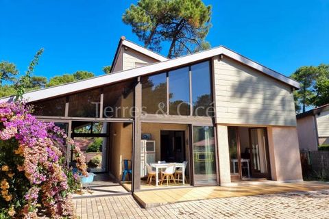 Exclusive! Close to the town center of Hossegor, this perfectly maintained house with an area of approximately 110 m2, is located in a quiet and popular area. It is composed, on the ground floor: of a large veranda, of a living/dining room with open ...
