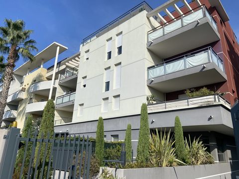 EXCLUSIVITE CANNES LA BOCCA/FRANCIS TONER à l'Ouest de Cannes à deux pas des plages et des principaux axes routiers ( A8, E80 ) à deux minutes du centre ville (centres commerciaux, supermarchés, écoles, collèges et lycées, centres administratifs et s...
