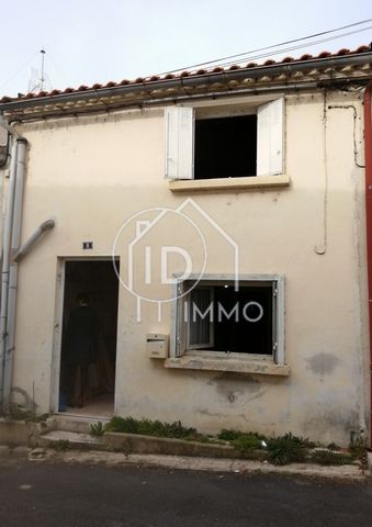 Hyper center house of 69.55m2 to renovate, consisting of 3 rooms spread over 2 levels to develop according to your desires. On the ground floor you will find 2 rooms of 25m2 and 13m2 and upstairs a large room of 31.55m2. Outside you will enjoy a cour...