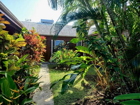 Dpt Guadeloupe (971), à vendre SAINTE ANNE maison P8 de 170 m² - Terrain de 700,00 m² - Plain pied