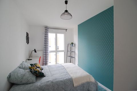 Room n°2 - 13m² - Located at the gates of Paris, this 90m² flat benefits from an ideal location, a stone's throw from the Roger Salengro Park and the Saint Ouen metro station. Several commodities are available nearby: shops, pharmacies, parks and res...