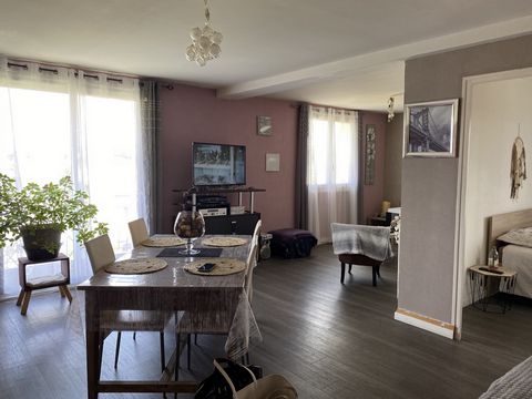 Avec l'agence Logissimo, portez-vous acquéreur d'un appartement doté de 3 chambres sur la commune de Boulazac. L'espace intérieur de 102m2 se compose d'un espace cuisine avec un cellier attenant , 3 chambres, un espace salon séjour de 31.6m2 et une s...