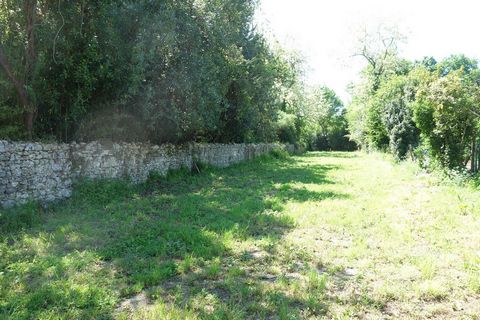 In the heart of the village of Saint Christoly de Blaye, a building plot of 4500m2 divisible, unserviced and fully constructible (without PLU). This property in a quiet and wooded setting with all amenities in the immediate vicinity on foot (pharmacy...