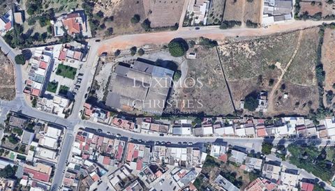 Grundstück von 9108m2 zum Verkauf, gelegen in Olhão, im Industriegebiet von Brancanes. Dieses Grundstück verfügt über ein genehmigtes Projekt für den Bau einer privaten Eigentumswohnung. Diese ausgezeichnete Kaufgelegenheit ist sehr gut gelegen, mit ...