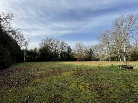 Located in Solignac, 2km from Le Vigen and 15min from Limoges. Close to all amenities. This 994m² building plot offers a very pleasant living environment, in a quiet location with trees. Lot A + B - town gas - mains drainage