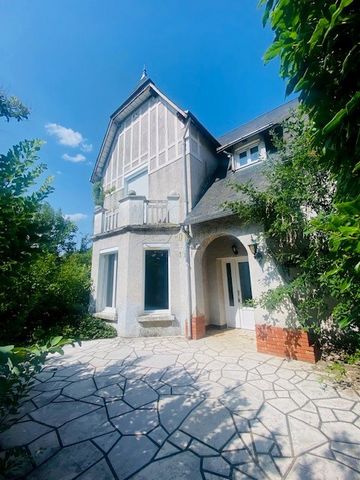 Rare product house located in the heart of Saint-Doulchard, 10 minutes from the city center of Bourges, house with a surface area of 136m2 (with possibility of extension) with a pleasant garden without vis-à-vis with a surface area of 2153m2 includin...