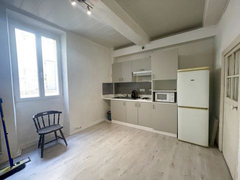 Located in the town of Lodève Come and visit this R+4 building consisting of 3 apartments. It consists of: On the ground floor of a rented studio 300 € excluding charges. On the 1st floor a T2 of 24.5 m2 rented 400 € excluding charges. On the 2nd flo...