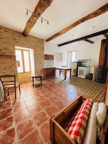 Exclusivity, in Le Pouget in the city center close to shops, schools, 7 minutes from the A75. Sale of a charming village house of 95m2 composed on the ground floor of a large room that can be used as a bedroom or workshop. At the first a beautiful li...