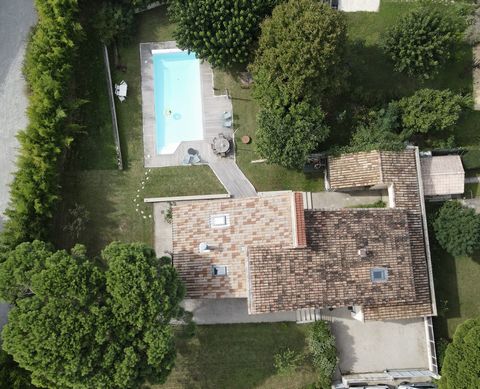 À 10 mn de Valence , au coeur d'un charmant village, cette belle maison de 240 m2, rénovée en 2019, nichée sur une parcelle arborée de 1375 m2, agrémentée d'une piscine chauffée. Située dans un quartier calme et résidentiel, elle offre des atouts agr...