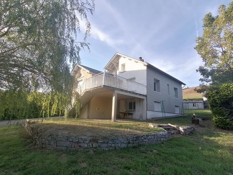 Beautiful family house of 232 m2 on a beautiful plot of 2000 m2. Completely renovated house just 10 km from Lake Laouzas. It has been optimised to meet the needs of a large family offering the possibility of being divided into two independent dwellin...