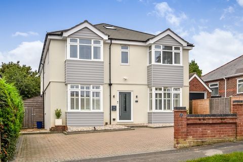 PROPERTY SUMMARY Coastal View is aptly named as it sits in an elevated hilltop location with far reaching views towards the City of Portsmouth, the Isle of Wight, Langstone Harbour and Hayling Island. Set back from the road with car parking to the fr...