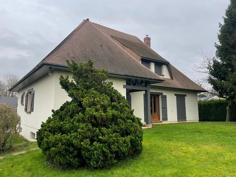 BETWEEN LYONS LA FORÊT AND VASCOEUIL Ideal for large families..... Large pavilion from 1976 offering 183 m2 of living space, perfectly maintained on an enclosed plot of 1202m2. Ground floor: Entrance hall, living room with fireplace and wood stove, f...
