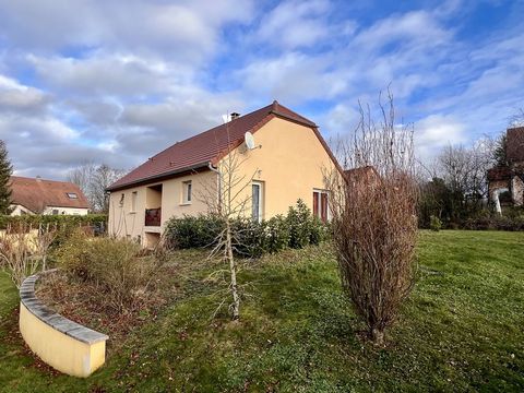 Detached house of 140 m2 located in Arbois on a plot of 1000 m2. On the ground floor you will find an entrance hall, a bedroom of 12 m2 with shower room, a laundry room, a toilet and a tiled garage of 87 m2. On the 1st floor, a living room of 43 m2 o...