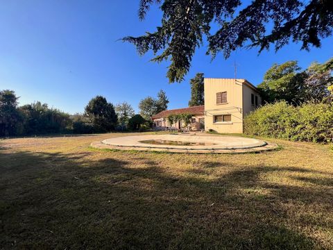 Sur le territoire de Ghisonaccia, investissement à réaliser avec cette charmante maison composée de 5 chambres et d'une belle terrasse agréable et bien exposée face à la piscine et au magnifique jardin. La villa a été construite en 1965, des travaux ...