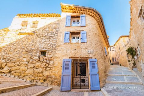 Authenticity and charm define this magnificent stone village house, nestled in the heart of Fayence. Built on three levels, the house is in perfect condition inside and out and offers beautiful amenities. It consists of a pleasant room with exposed s...