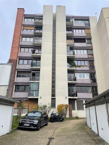 In the city center of Les Lilas, a life annuity occupied on the head of a 75-year-old man is offered to you: Well distributed 4-room apartment on the 4th floor/6 in a building from the 70's, comprising: an entrance hall, large fitted kitchen with bal...