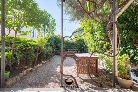 It is very close to the coveted village of Plan de Cuques that the Café de l'Immo invites you to put down your suitcases today. Located in an idyllic setting, this renovated old house is a real gem offering a comfortable and warm lifestyle. Nestled i...