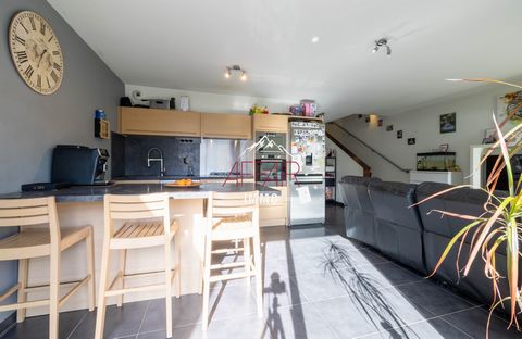 In the town of ARCHAMPS 74160 - Close to shops, schools, nursery and TPG bus - Immediate proximity to the motorway, 15 minutes from the centre of Geneva - 20 minutes from Geneva airport. In a small secure residence, a T4 Duplex apartment on the 1st a...