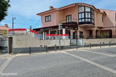 Property ID: ZMPT550441 Excellent Opportunity. Coffee with Restoration license. Trespasse business (café) located in a great area of Parede, next to the Fernando Lopes Graça Secondary School. Total area of about 200m2. This space is divided by living...