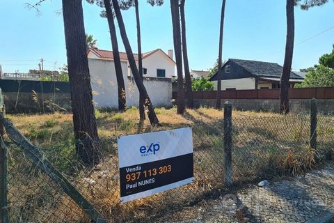 Building land located in Aroeira in a very quiet street, just 10 minutes from Fonte da Telha beach.The land has 340 m2, allows the construction of a single-family house with an implantation area of 96m2 and 288 m2 of construction.